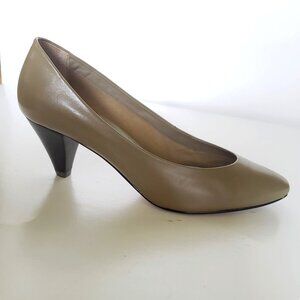 👠 9 West Khaki Leather Pumps - Classic & Comfortable (Size 6.5M)